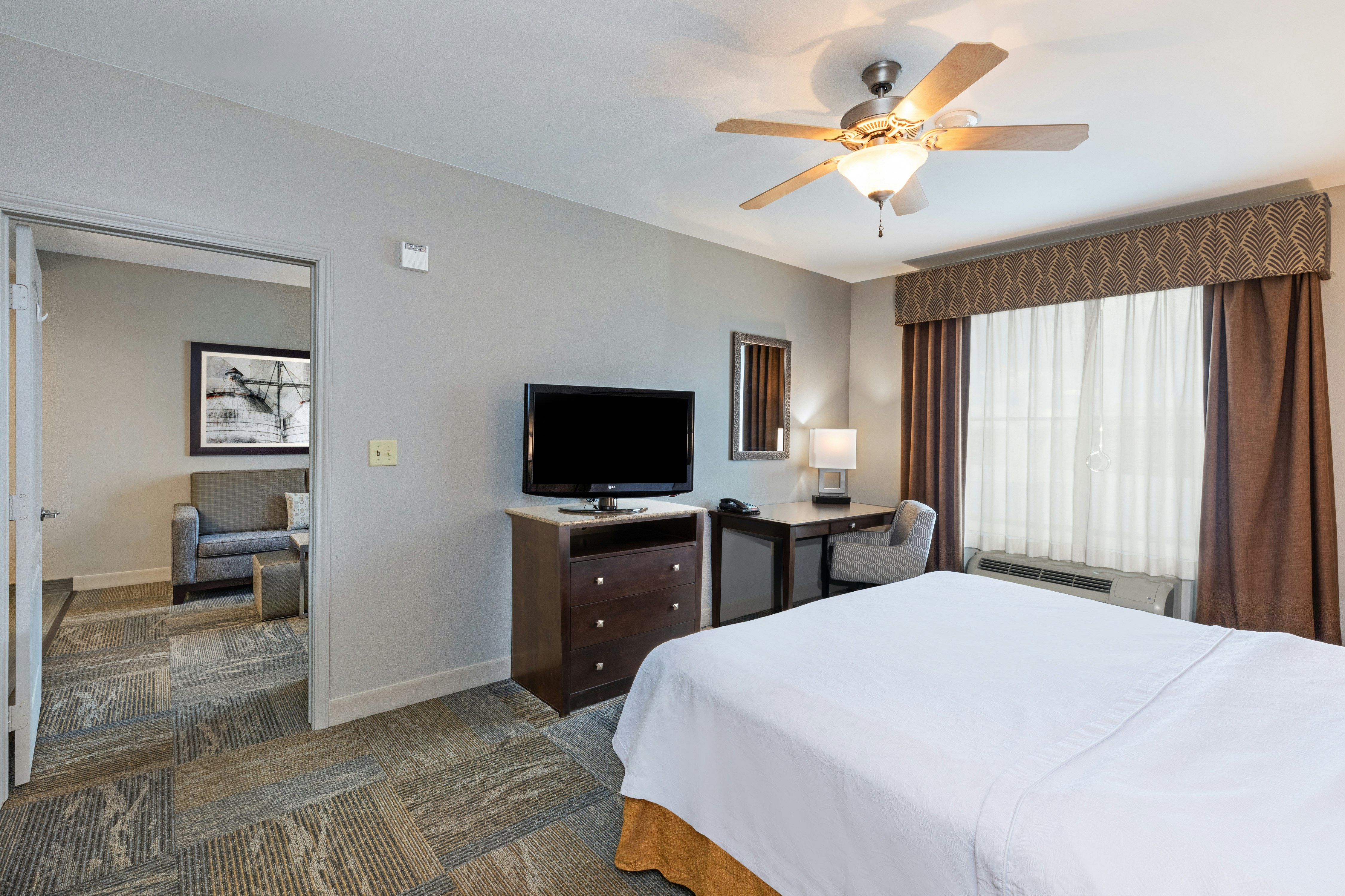 SUITE, KING BED, ACCESSIBLE