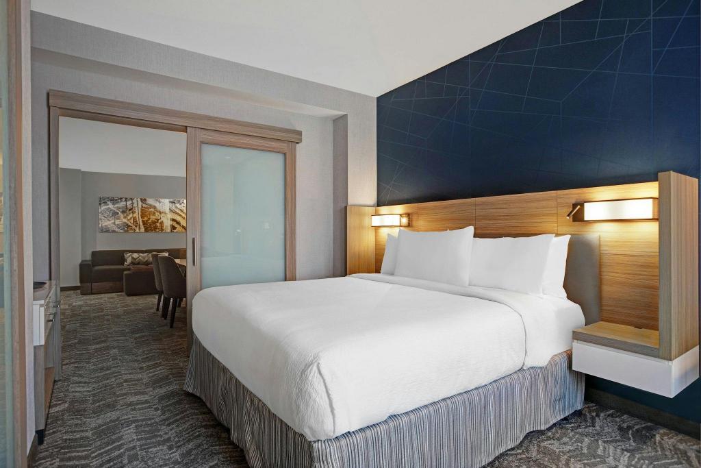 Hospitality, Suite, King Bed, Trundle Bed