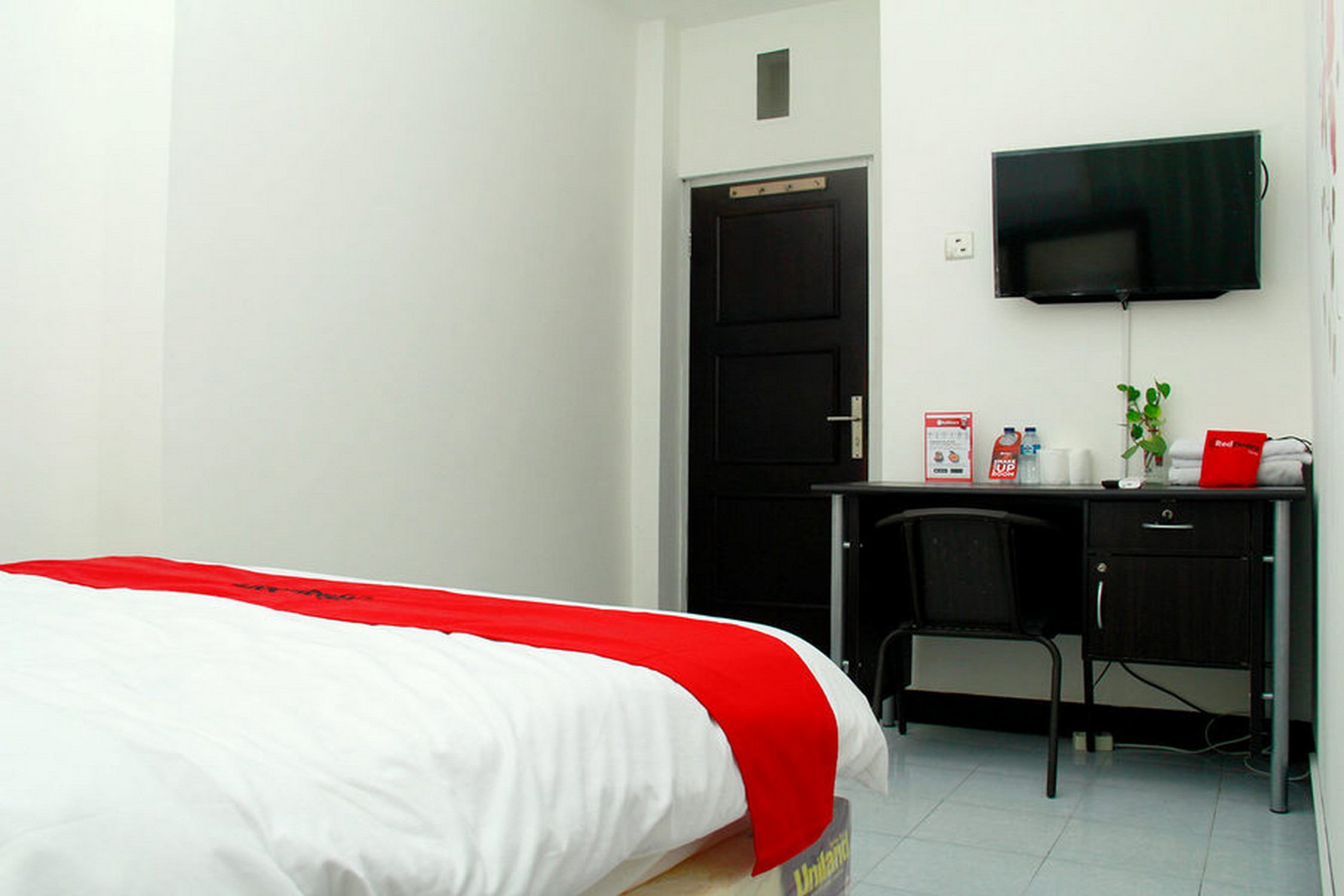 Reddoorz Plus Near Telkom Corporate University 12/29