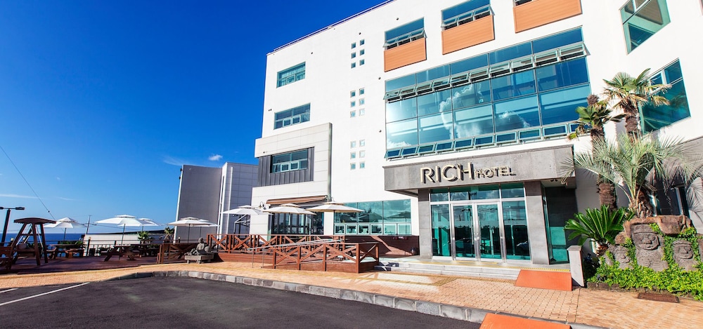 Rich Hotel 5/50