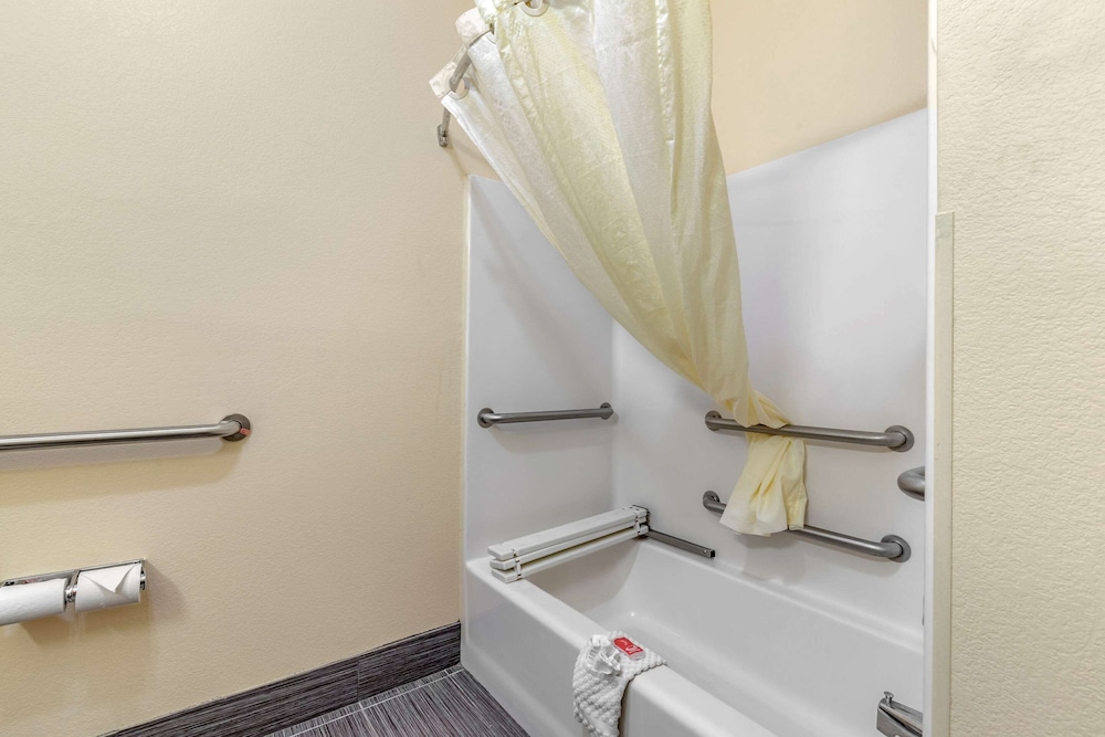Econo Lodge Brunswick Travel Center 30/30