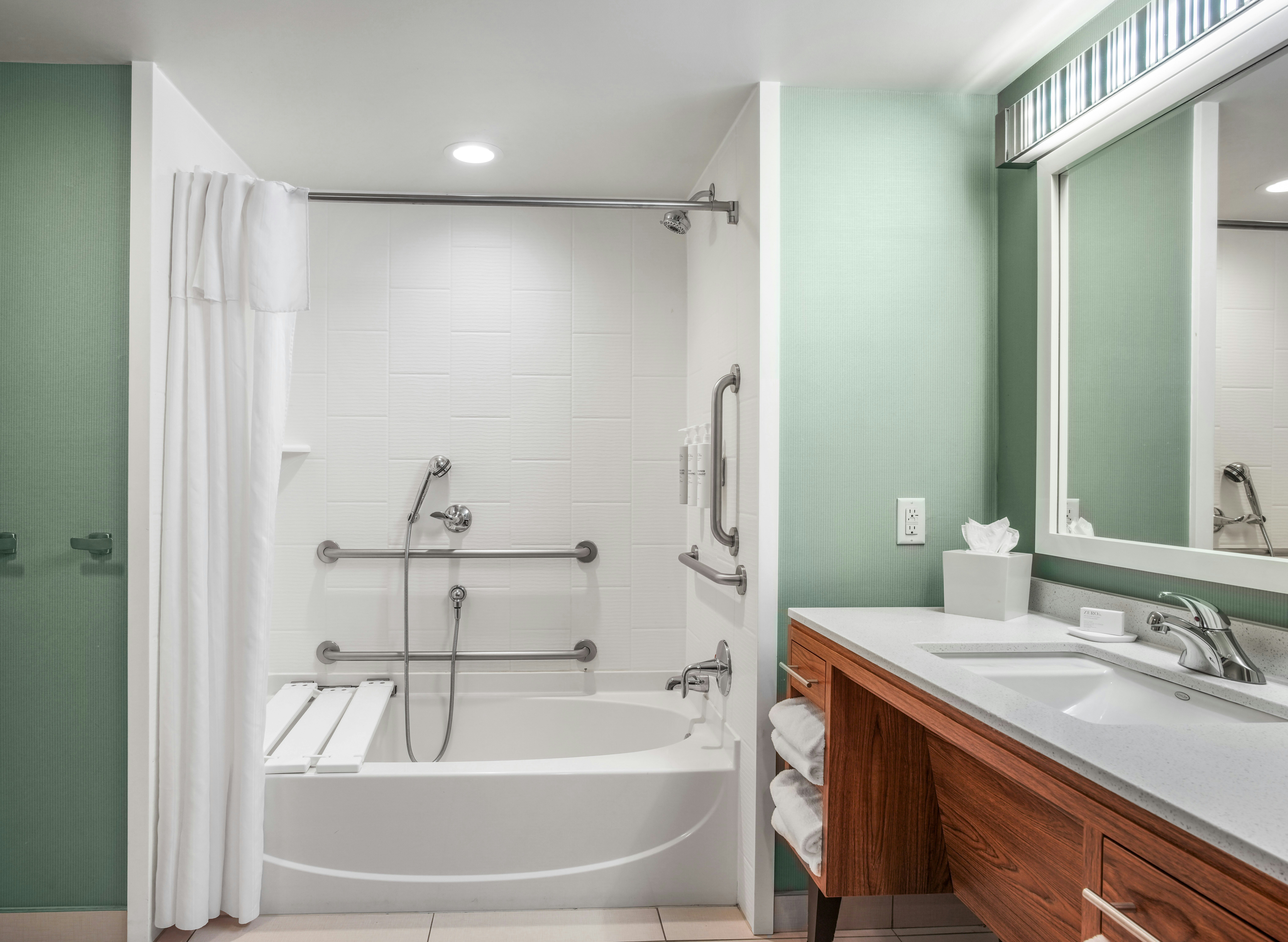 استوديو بسريرين كوين لذوي الإعاقة، Home2 Suites By Hilton Milwaukee Airport 3/5