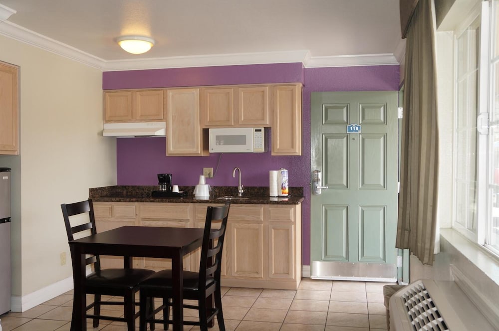 Rodeo Lodge (ex Americas Best Value Inn and Suites-Clovis/Fresno) 46/59
