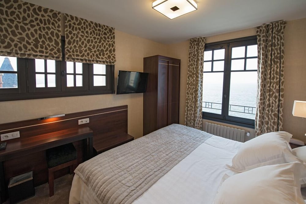 STANDARD, DOUBLE OR TWIN BED, OCEAN VIEW