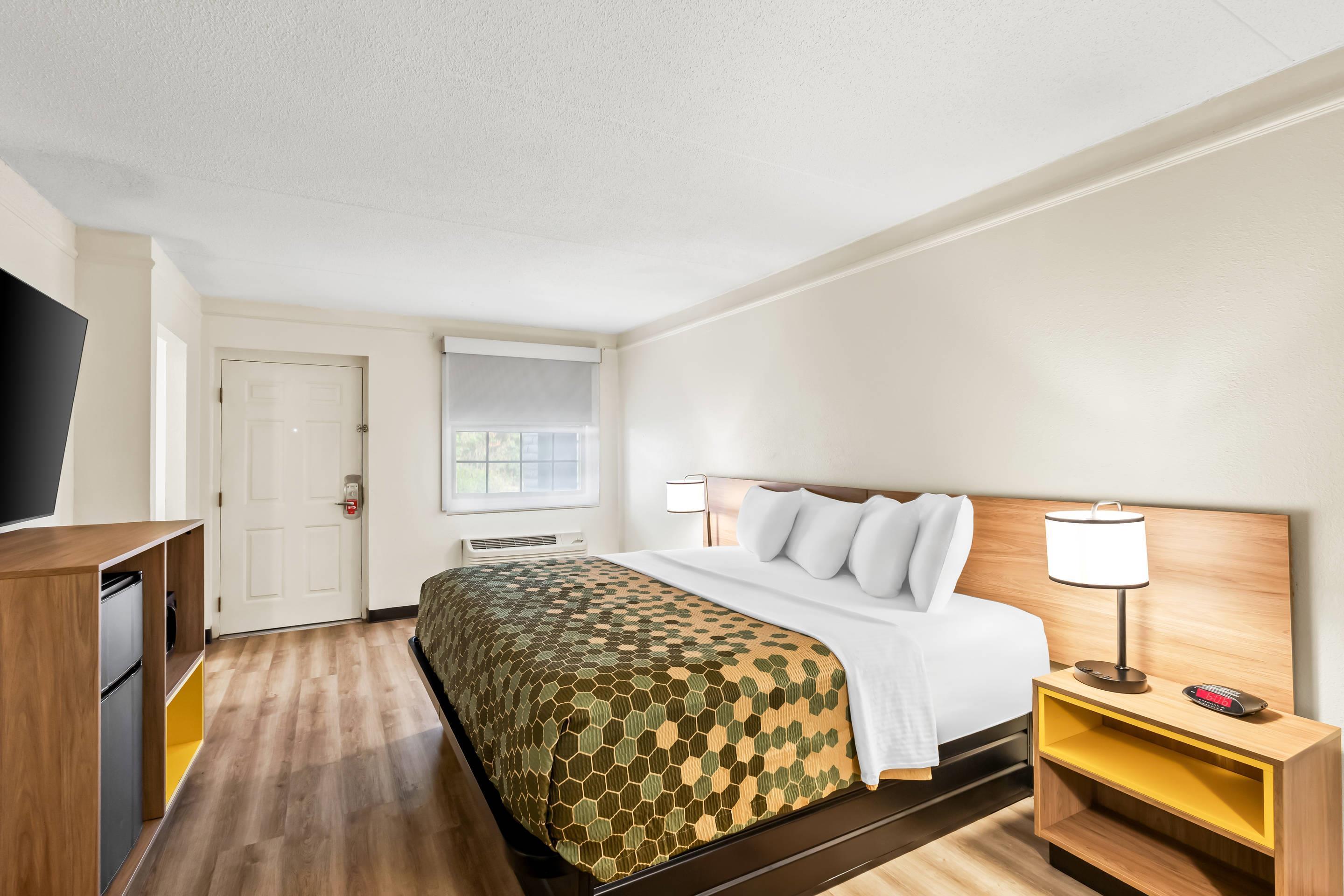 ROOM, KING BED