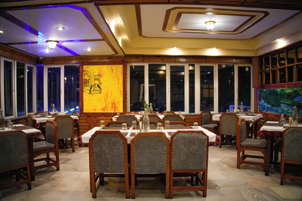 Golden Tulip Manali 83/92