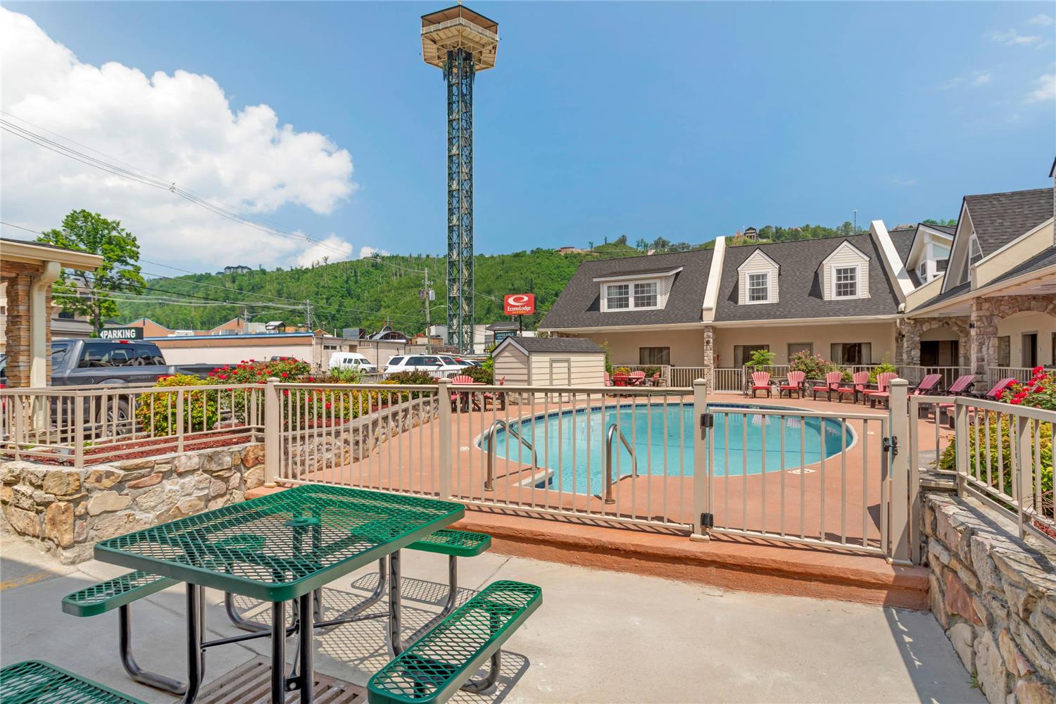 Econo Lodge Inn & Suites Gatlinburg at the Convention Center 18/23