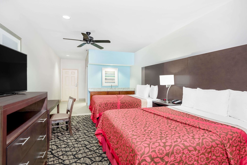 Days Inn & Suites by Wyndham Madisonville 7/35