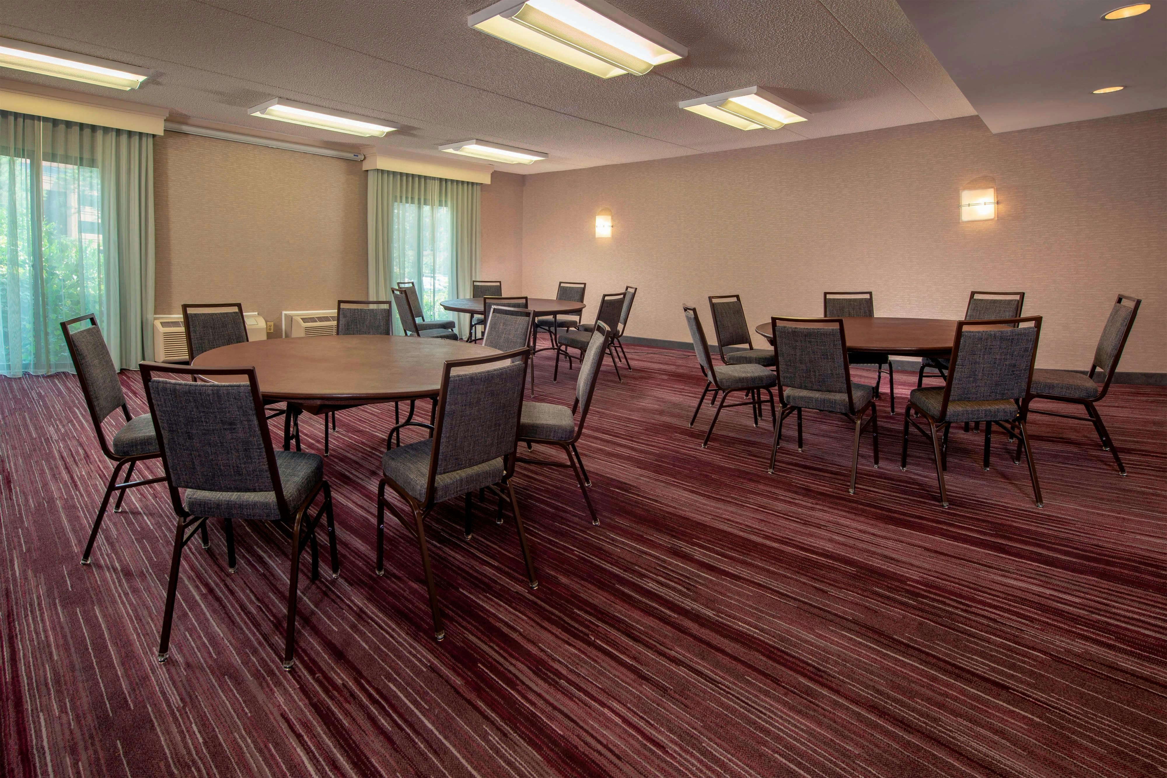 Courtyard By Marriott Rockville 22/25