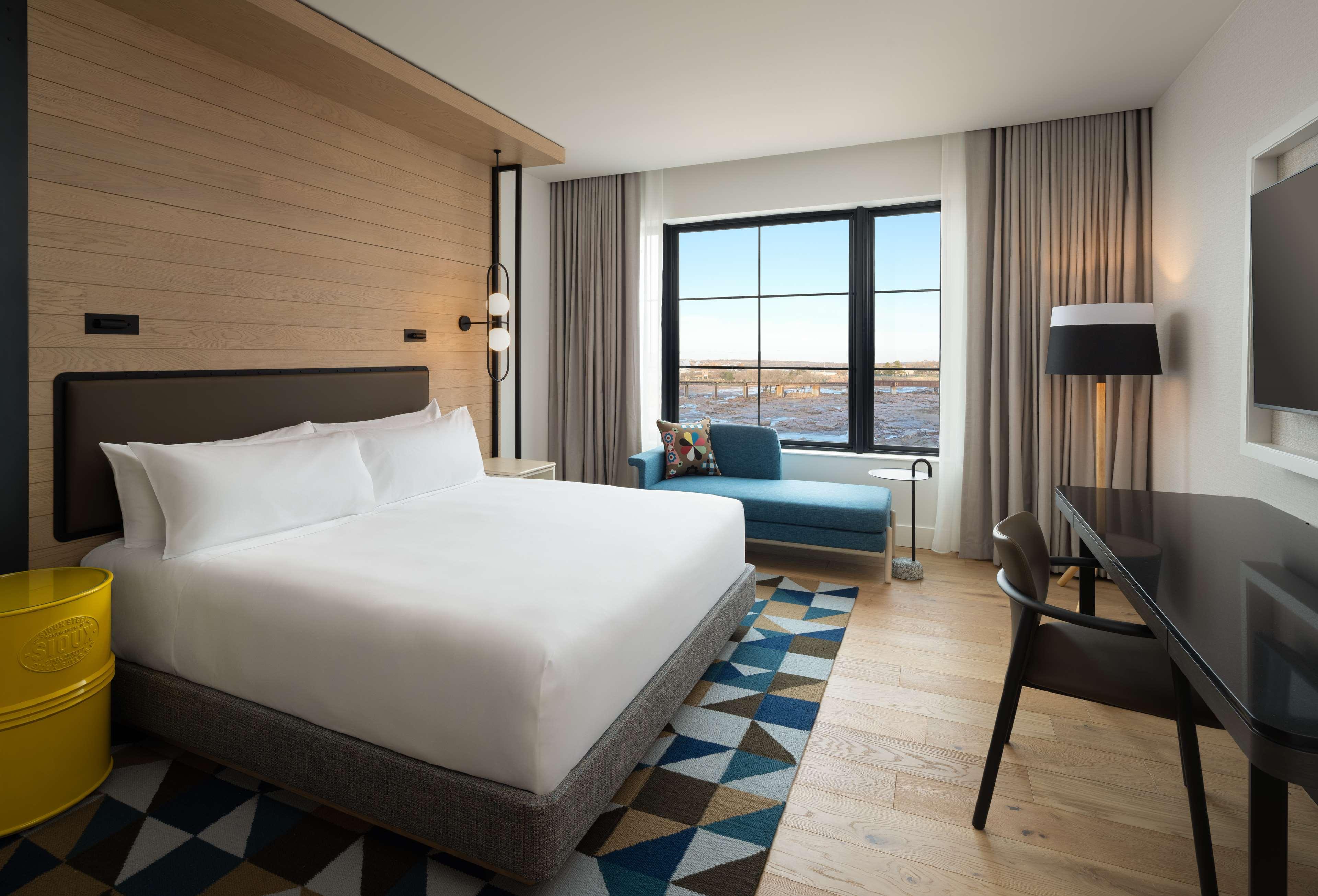 GUEST ROOM, KING BED, CITY VIEW