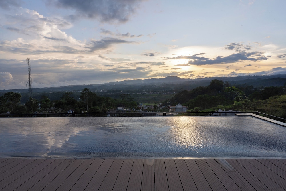 Eagle Hotel Wonosobo, Azana Hotels Collection 13/23