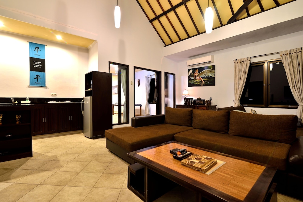 Dolphin Beach Bali 33/63