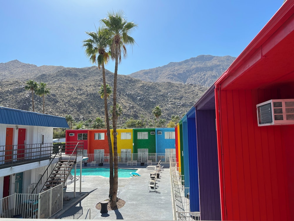 Delos Reyes Palm Springs 57/63