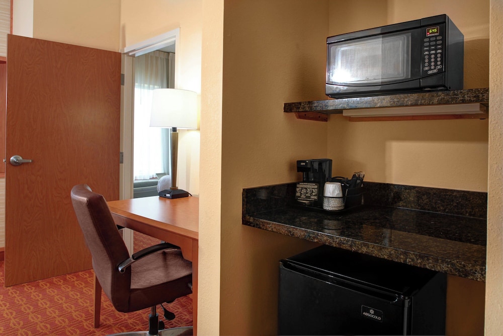 Fairfield Inn And Suites By Marriott Atlanta Mcdonough 32/41