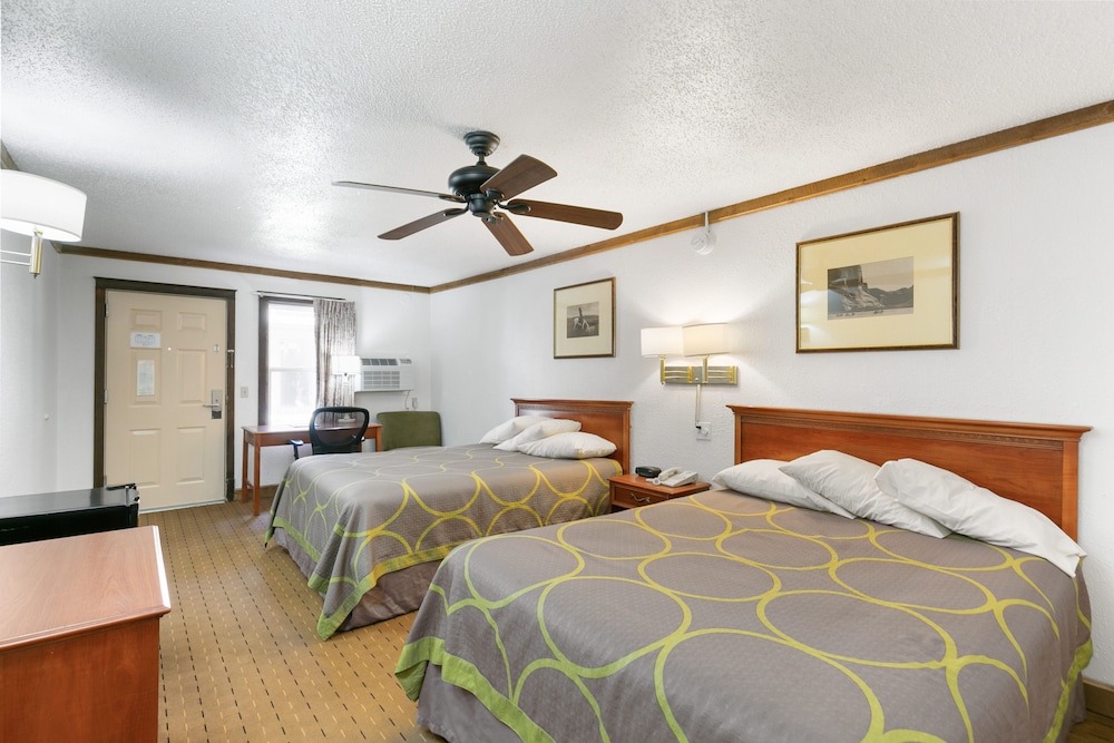 Super 8 Georgetown 15/55