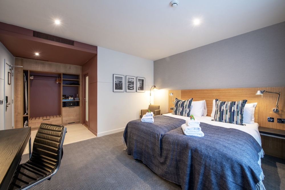 CITY, TWIN BEDS