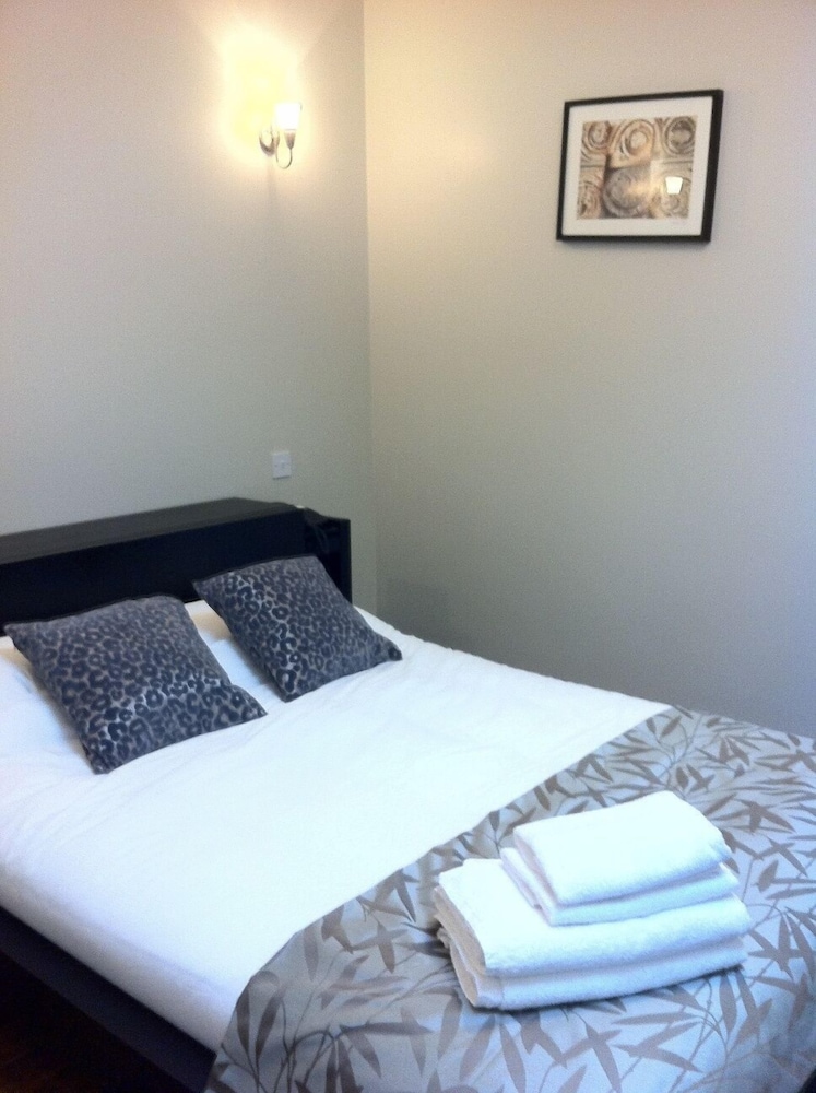 Lyall Apartment Hotel 8/25