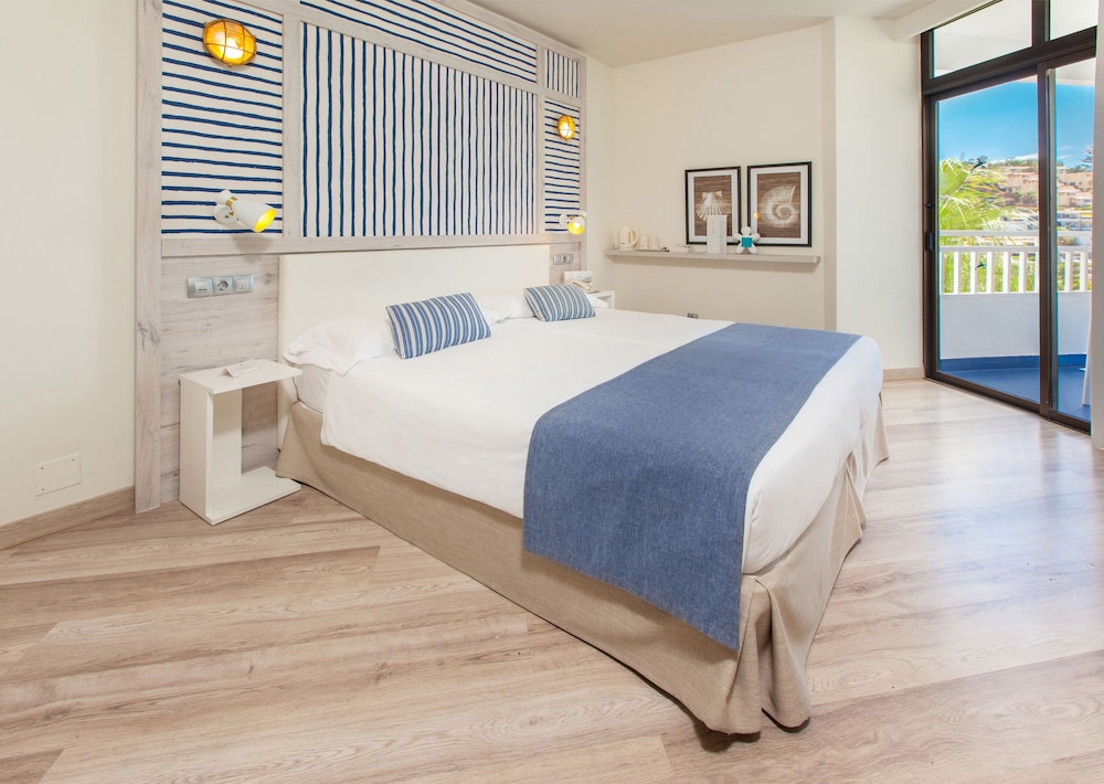 SENIOR, SUITE, TWIN BEDS, SOFA, BALCONY