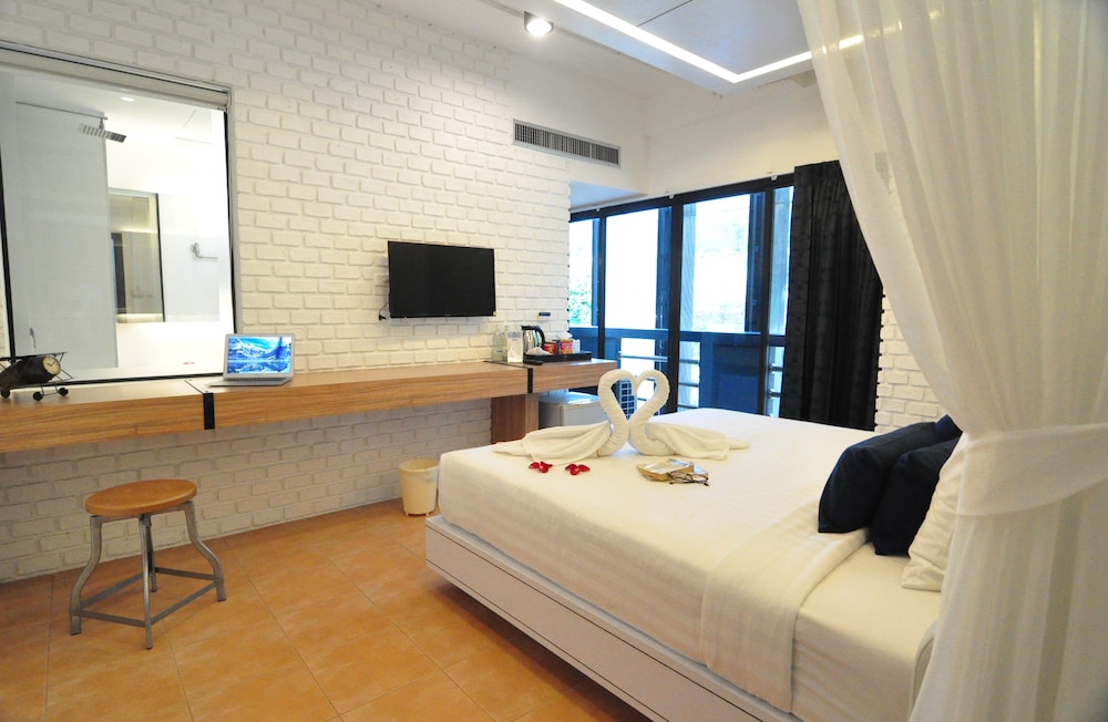 Forty Winks Phuket 10/50