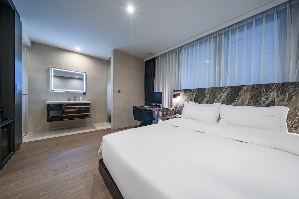 DELUXE, DOUBLE BED