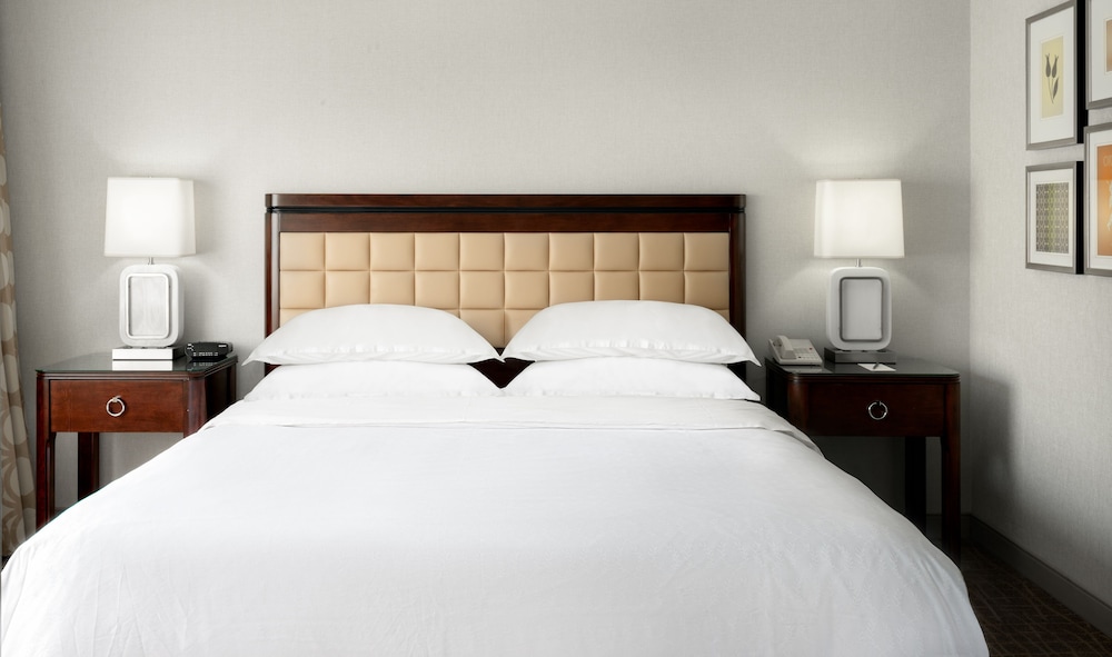 1 BEDROOM, SUITE, KING BED, POOL VIEW, SOFA, PATIO