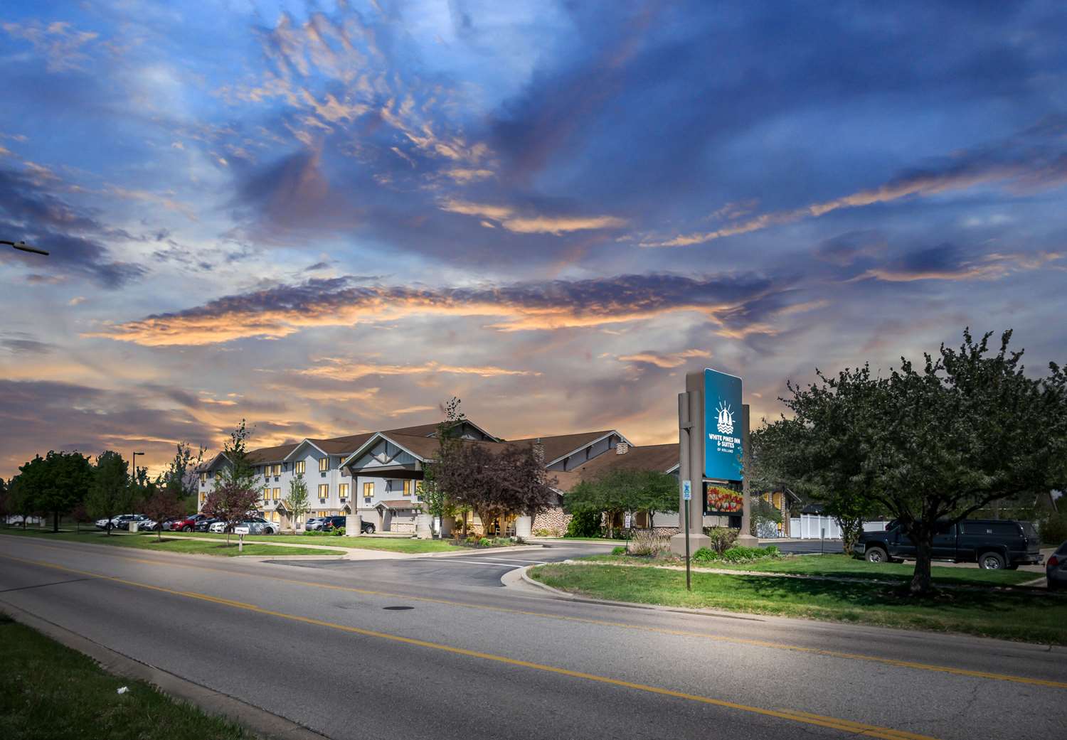 White Pines Inn & Suites of Holland 3/48