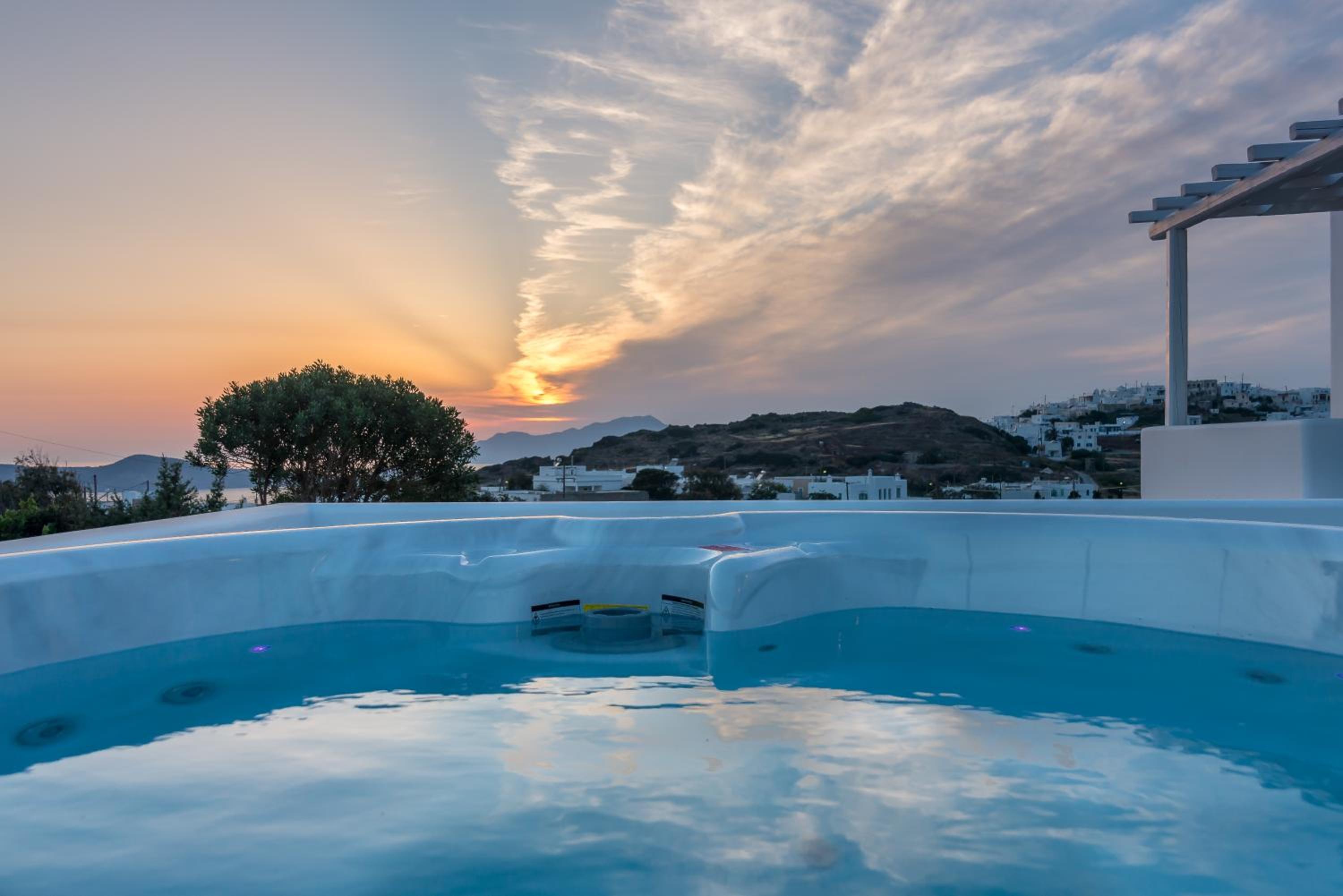 Eiriana Luxury Suites 52/60