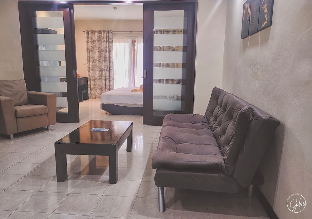 Grand Bay Suites 40/65
