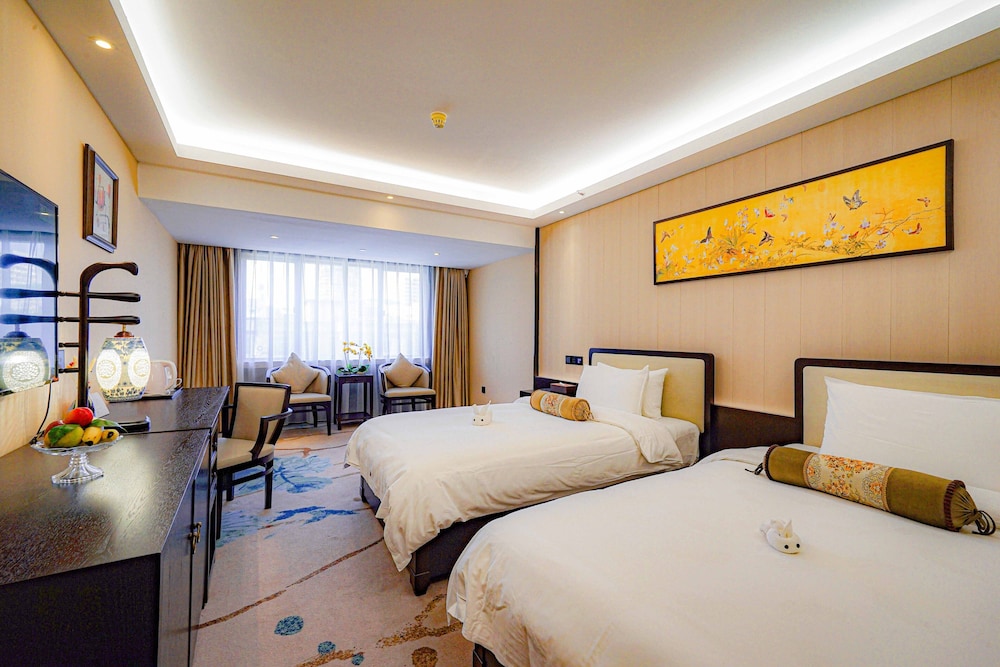 Guangdong Hotel (Sun Yat-sen Memorial Hall Station) 35/73