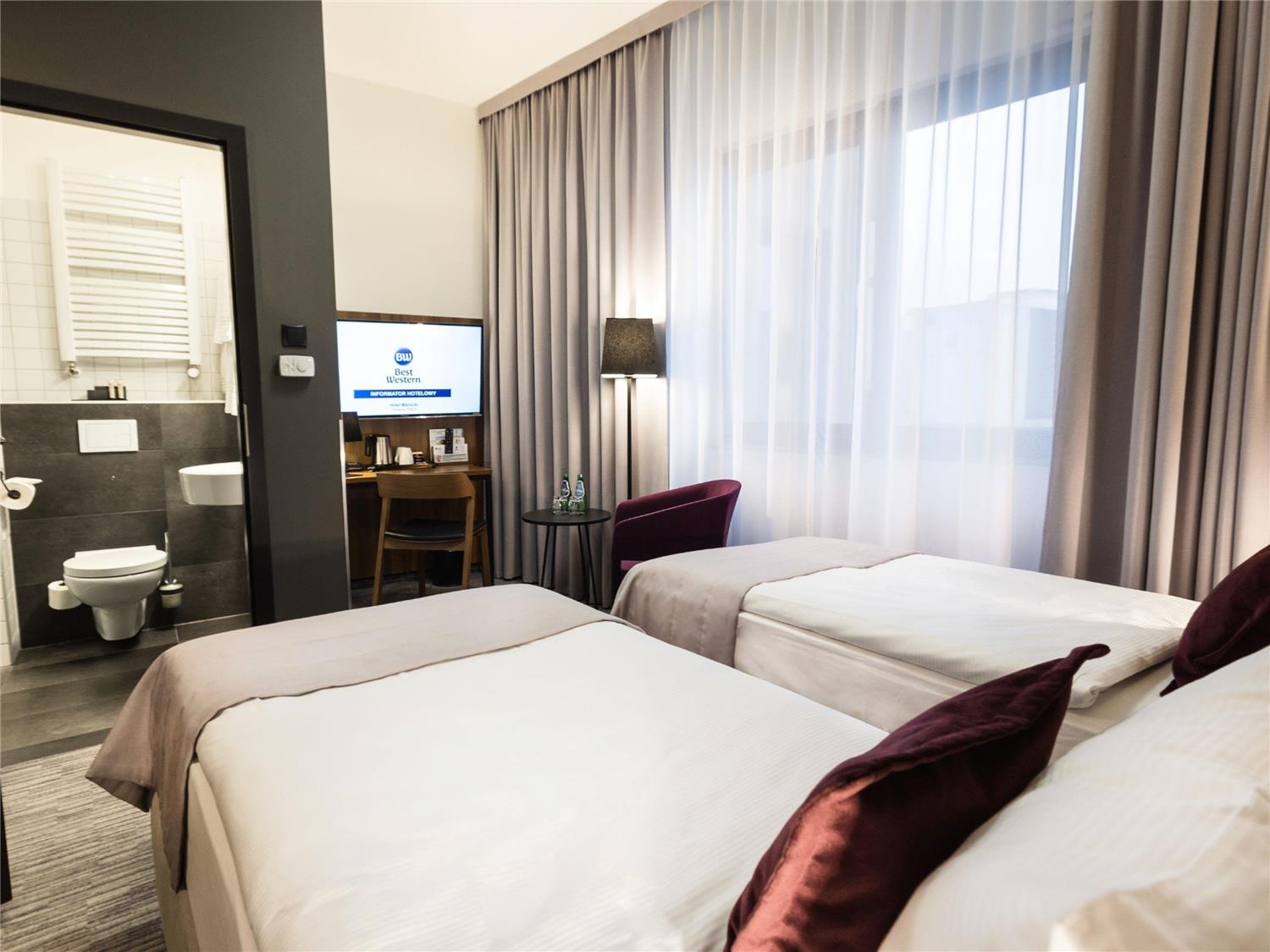 غرفة بسريرين منفصلين مع أريكة، Best Western Hotel Mariacki 2/4