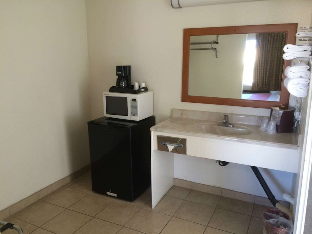 VAGABOND INN HEMET 30/33
