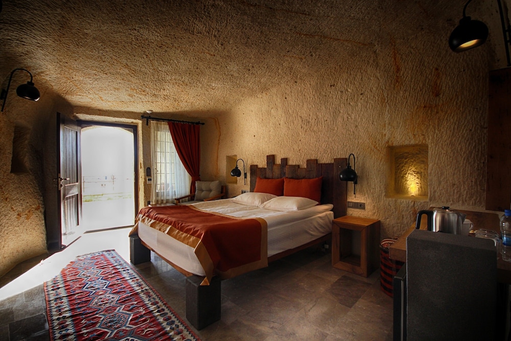 1811 Cave Hotel 9/50