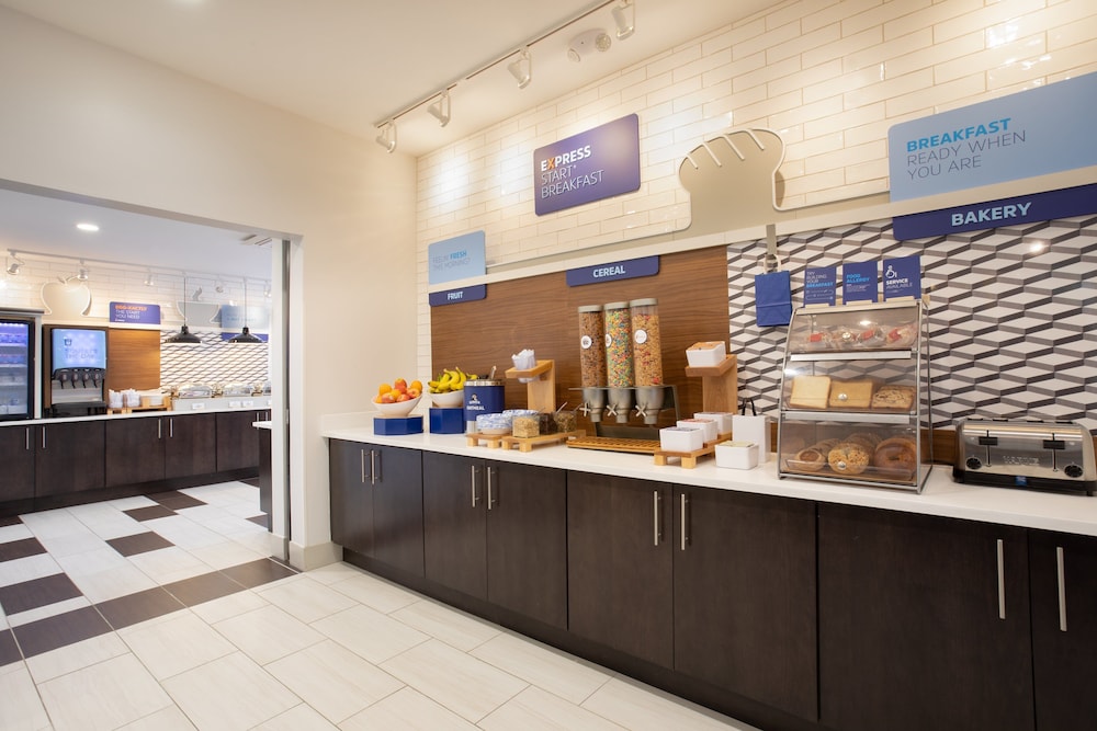 Holiday Inn Express Monterey Cannery Row 54/66