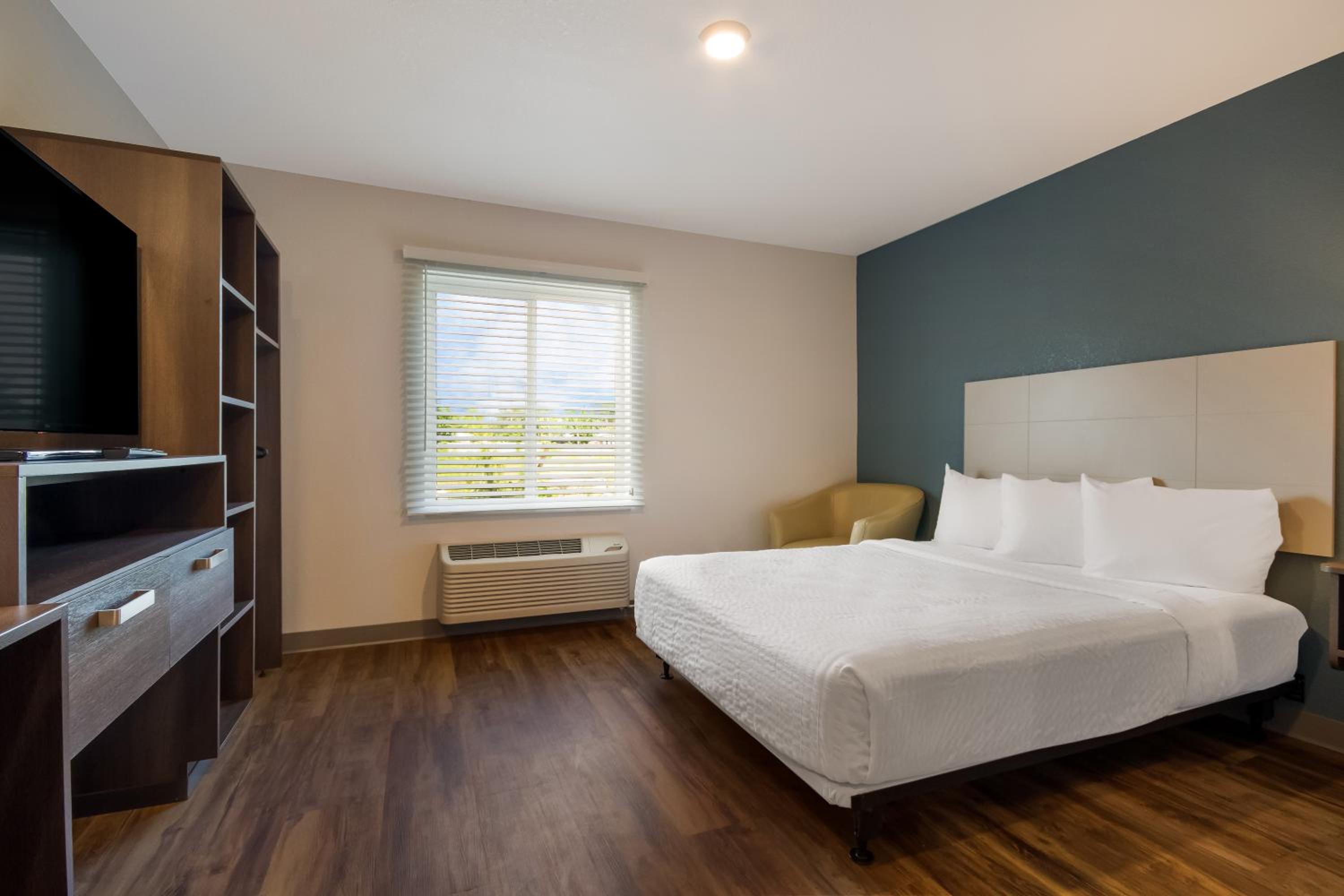 Suite, Queen Bed, Accessible