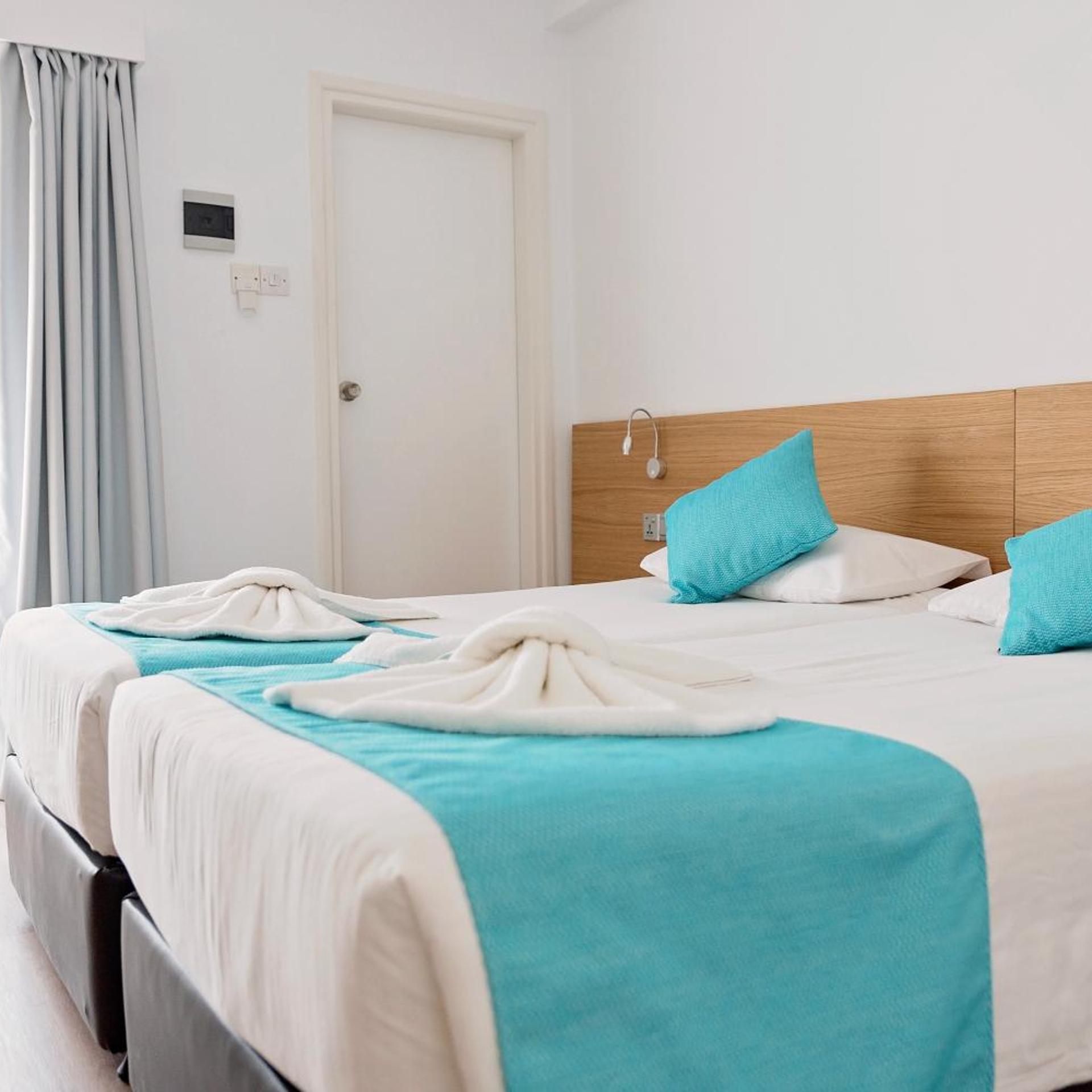 TWIN ROOM