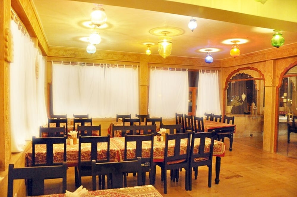 Vista Rooms at Patwa Haveli Road 55/63