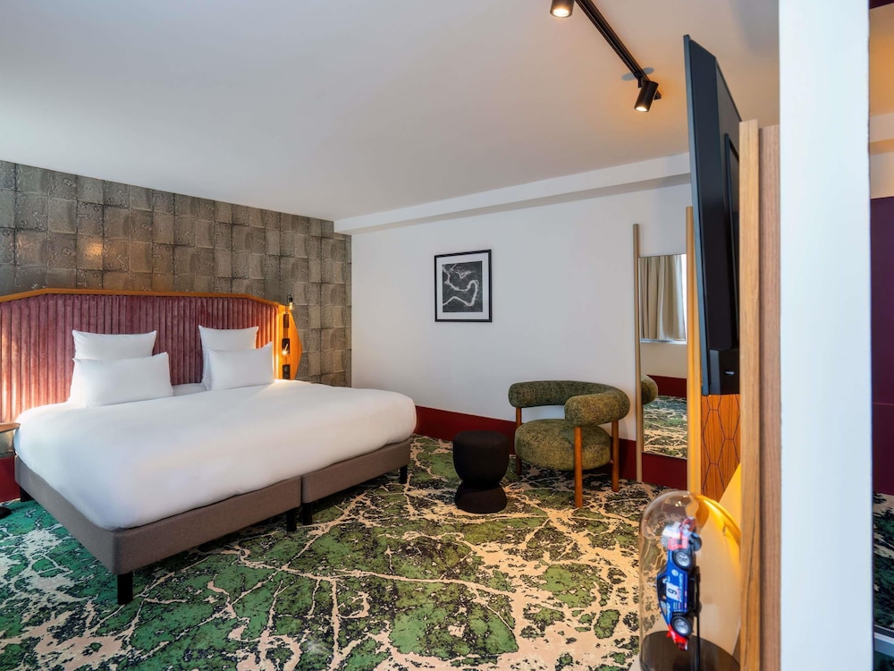 DELUXE, SUITE, QUEEN BED, SOFA