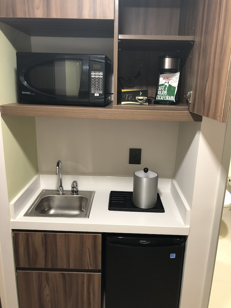 Holiday Inn Express And Suites Playa Del Carmen 55/74