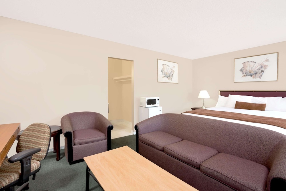 Howard Johnson By Wyndham Downtown Kamloops 25/33