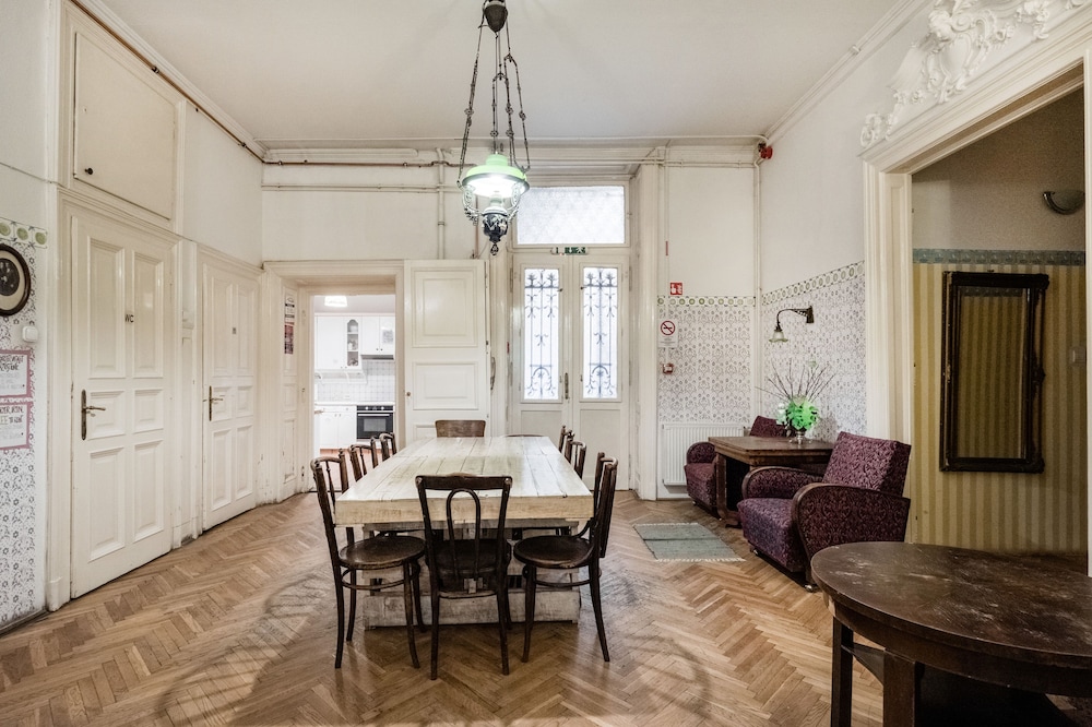 Baroque Hostel Budapest 66/76