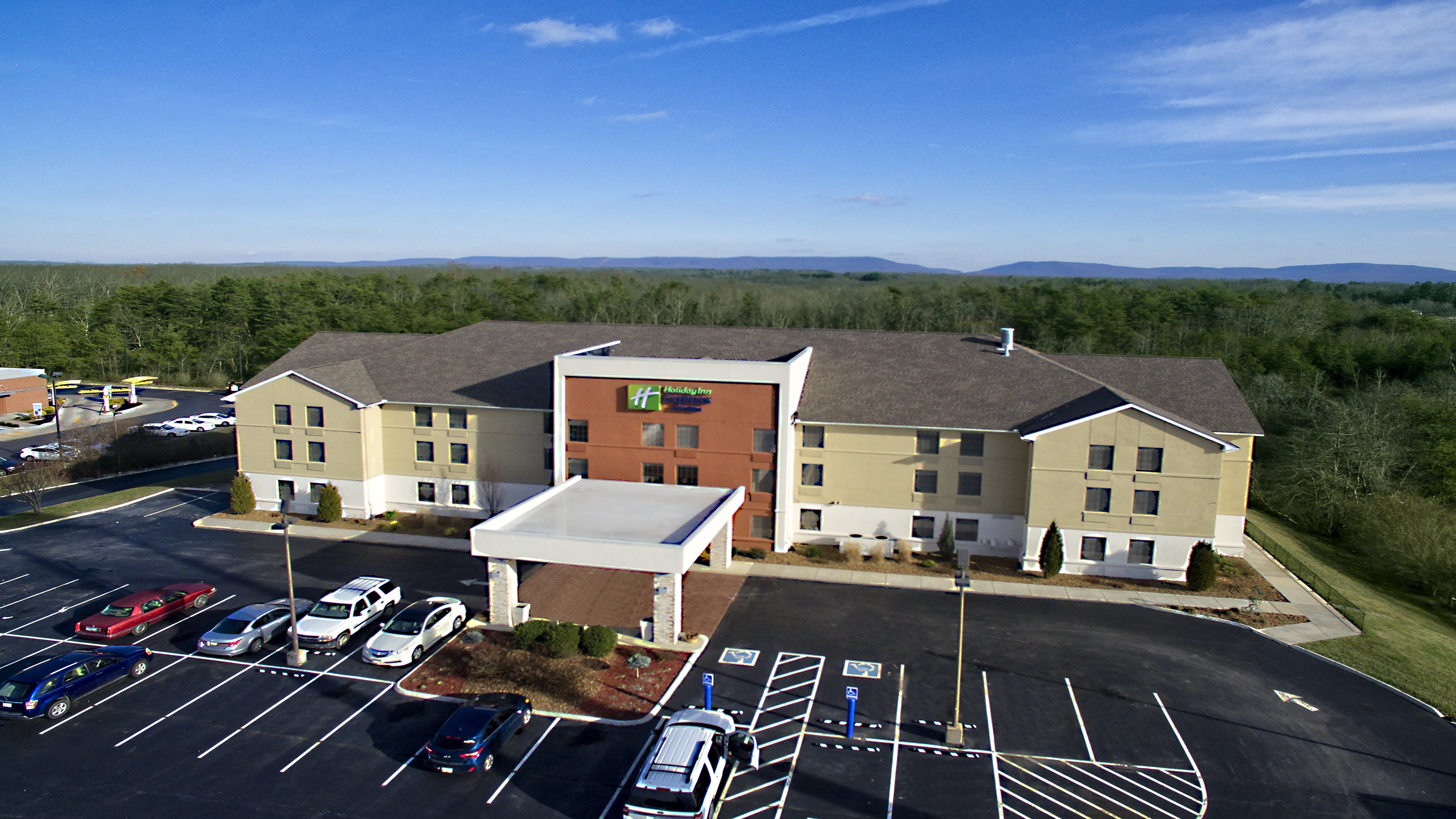Holiday Inn Express Hotel And Suites Crossville 33/35