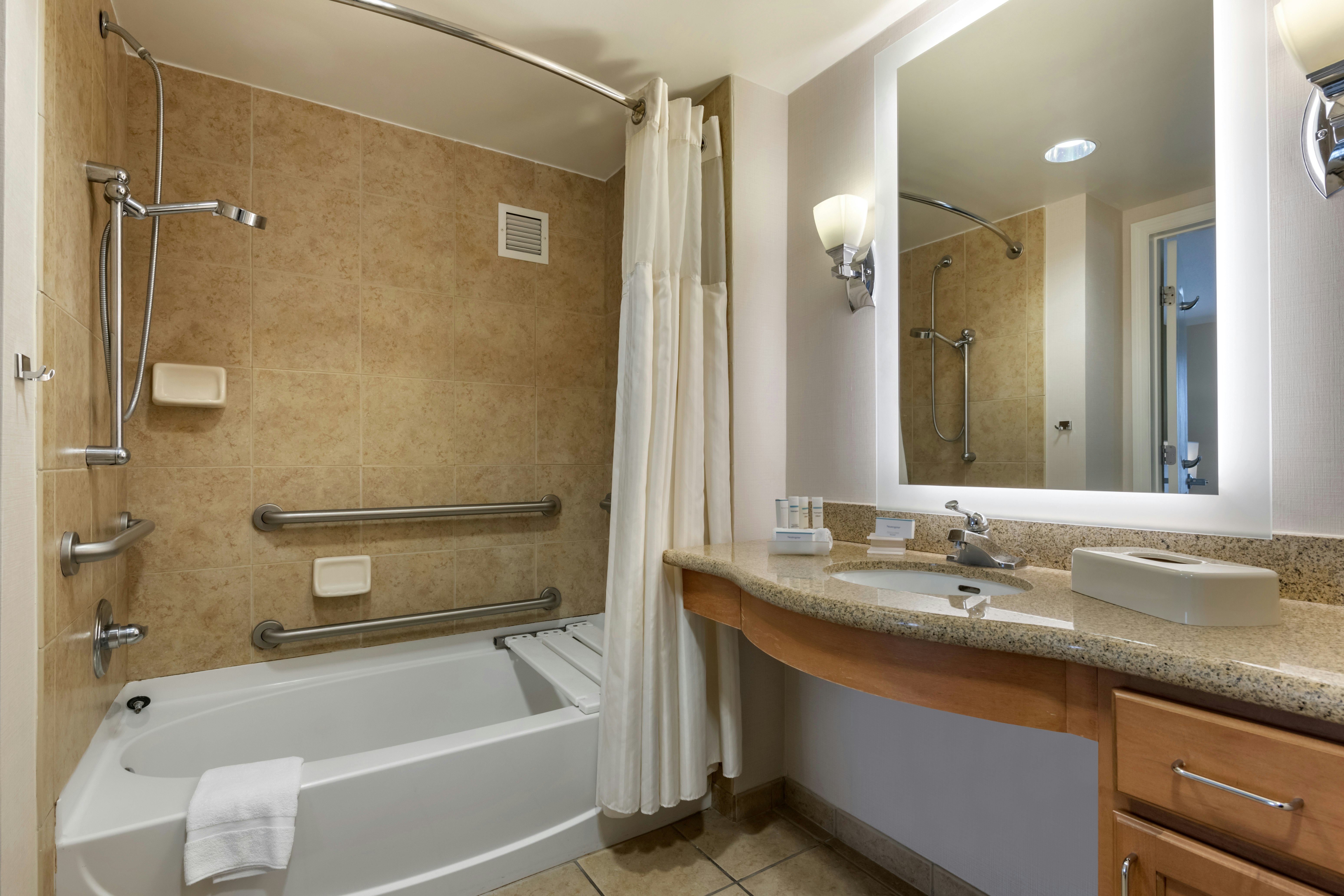STUDIO, KING BED, ACCESSIBLE