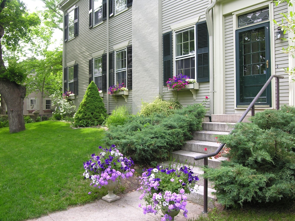 Delano Homestead Bed & Breakfast 60/64