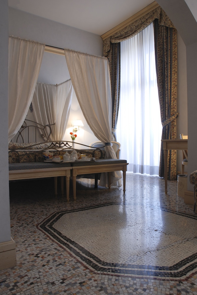 Hotel de La Ville 41/64