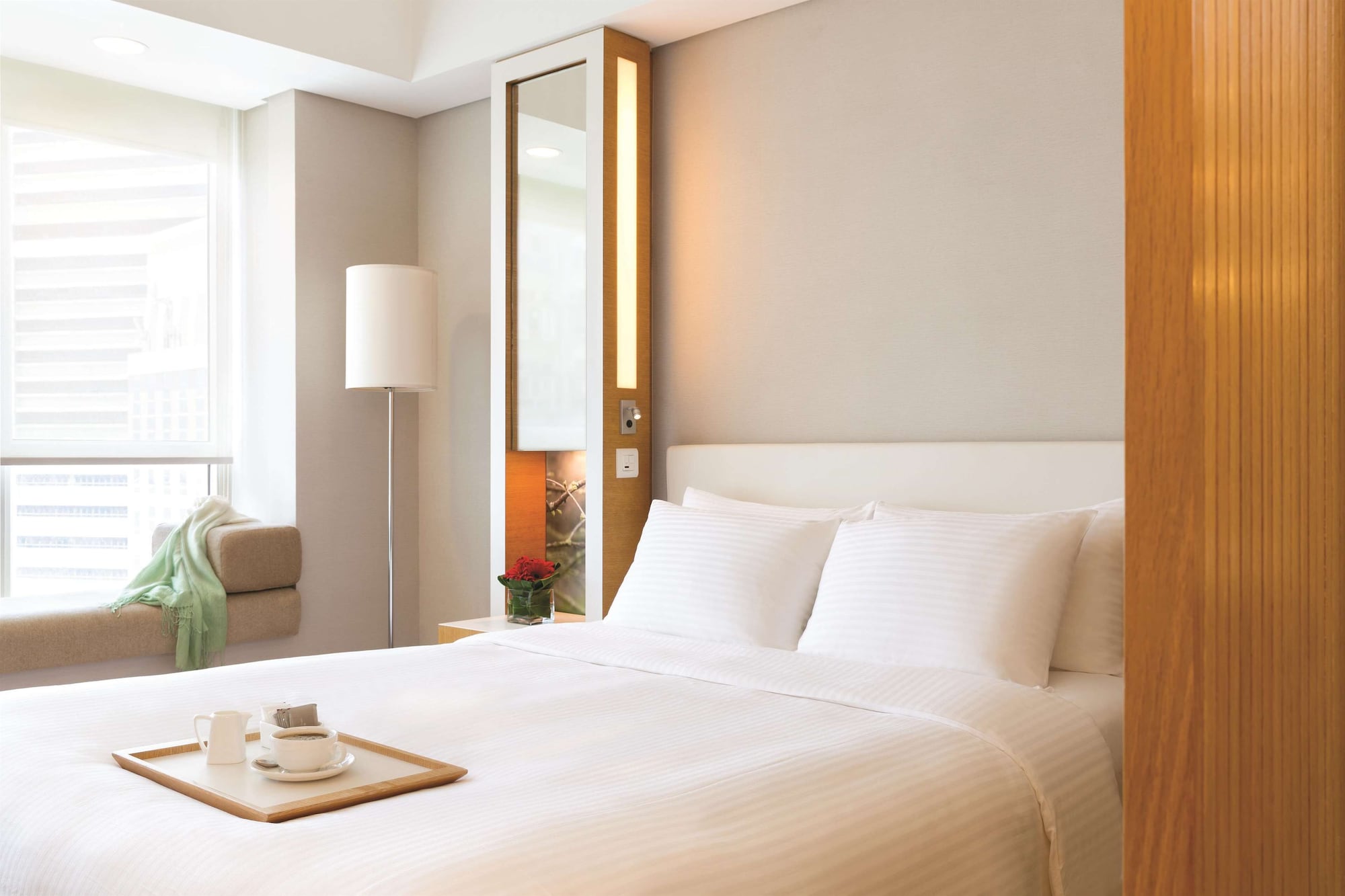 DELUXE, QUEEN BED, HARBOUR VIEW