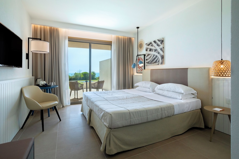 غرفة كلاسيكية بسرير مزدوج بإطلالة على البحر، Mangia's Torre del Barone Resort & Spa 2/5
