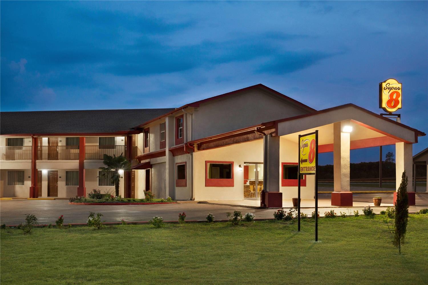 Super 8 by Wyndham Corsicana 7/9