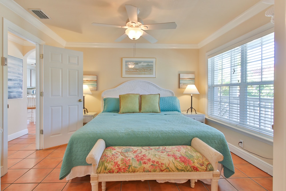 Tortuga Inn Beach Resort 7/76