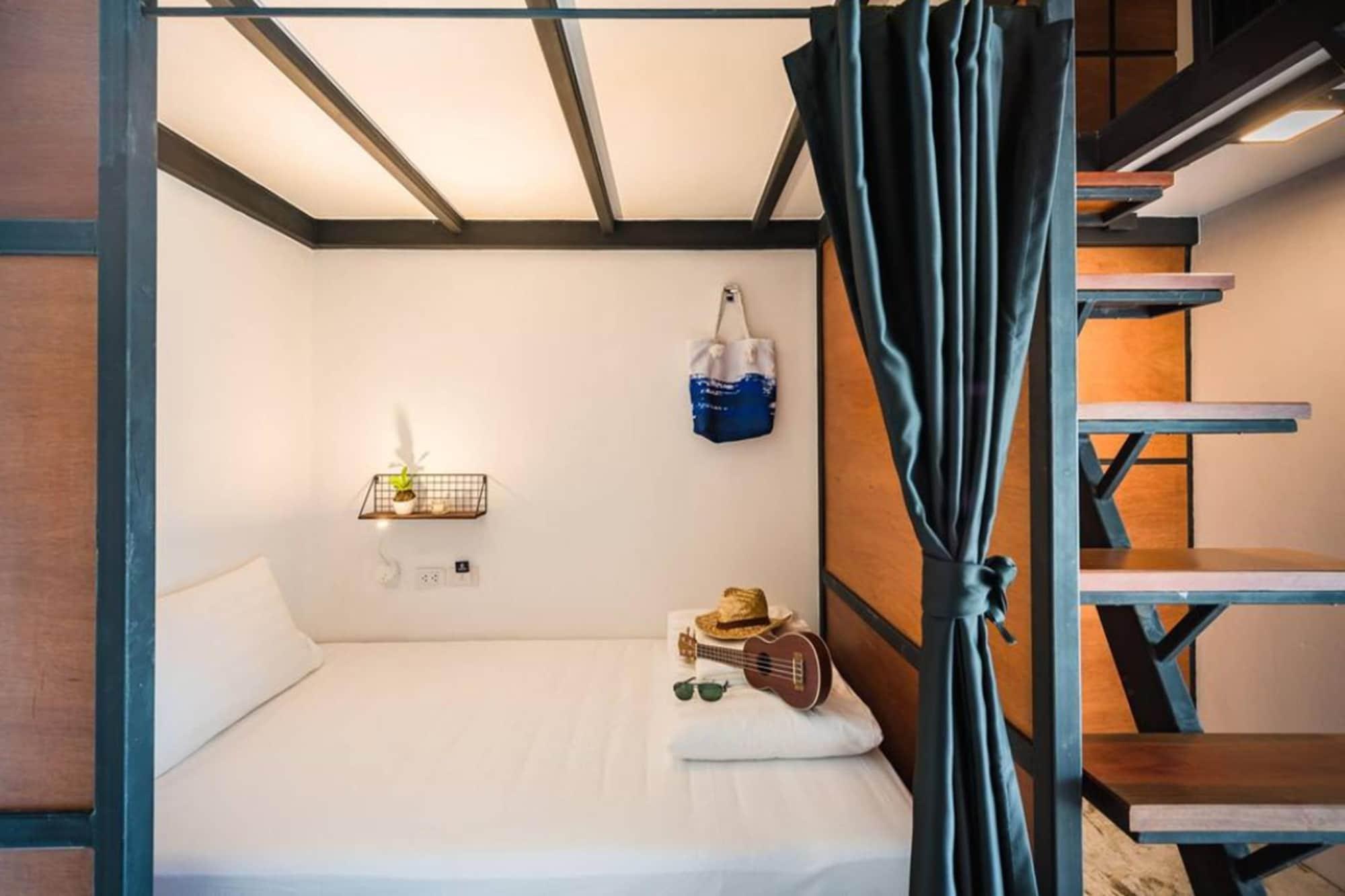 Private, 4 Beds, Pool Side، Book A Bed Poshtel - Hostel 2/6