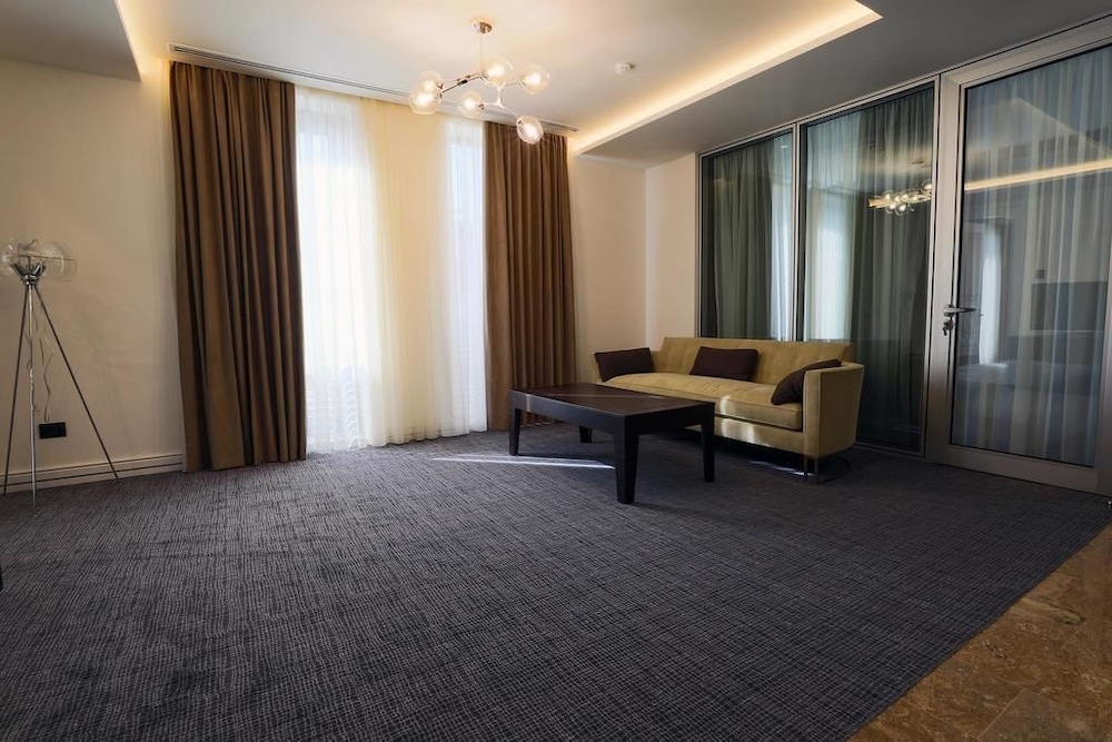 Aghababyan S Hotel 71/77
